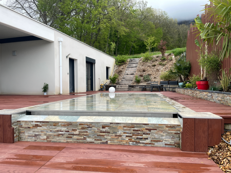 Piscine carrelée 7×3 m en Savoie : une réalisation moderne au cœur d’un cadre naturel