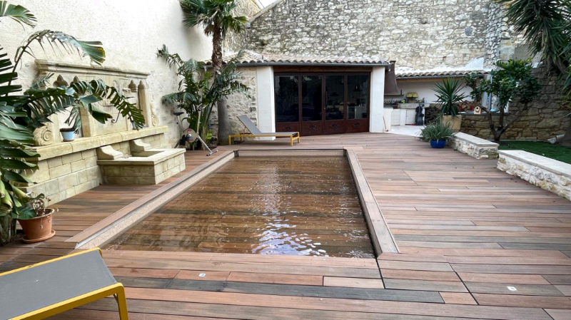 Un patio sublimé dans l’Aude : fond mobile bois 6 × 3 parfaitement intégré